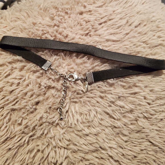 Jewelry - Faux leather choker